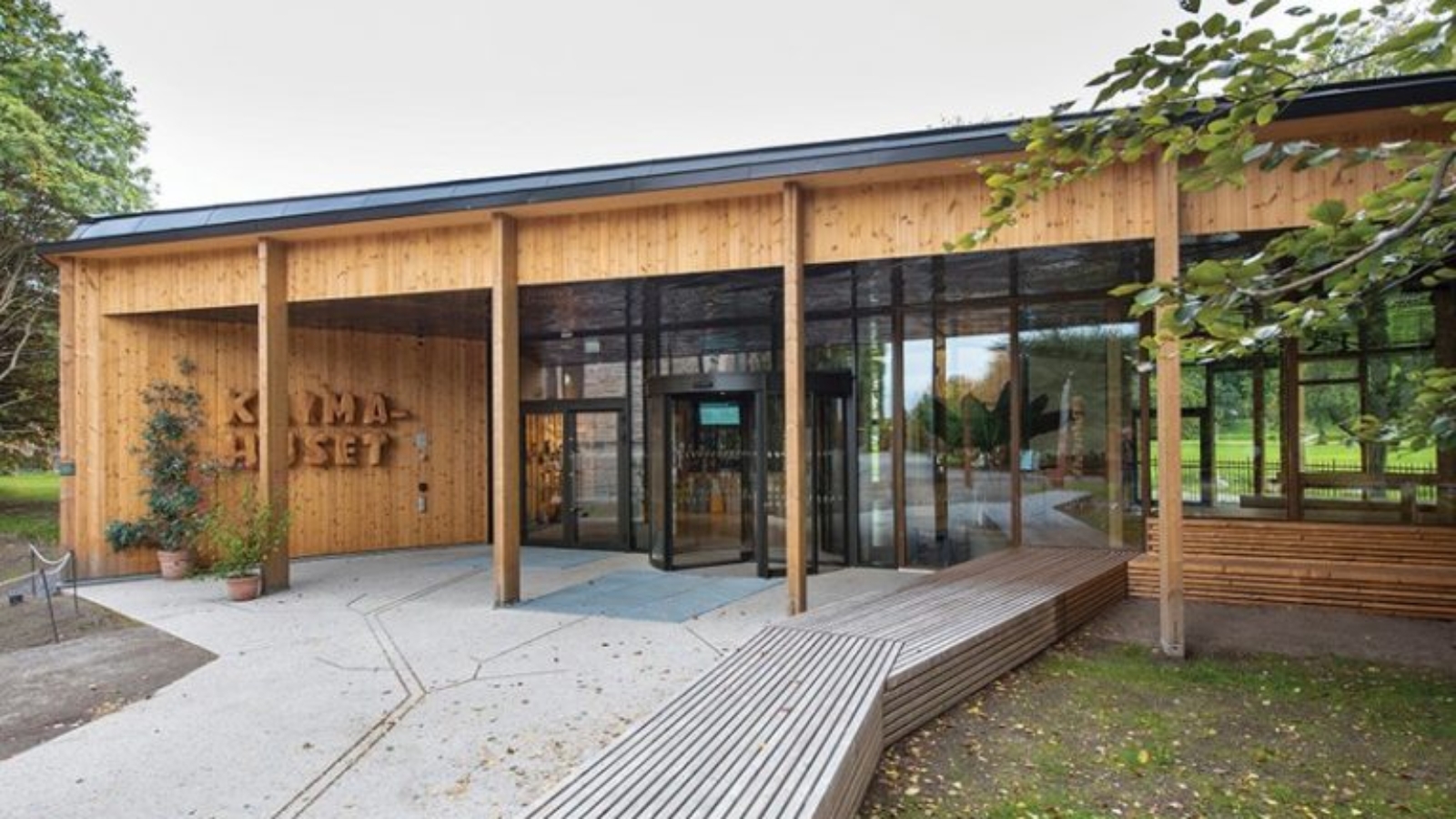 Klimahuset i Botanisk hage på Tøyen, 15.9.2020
Byggherre: Universitetet i Oslo, Eiendomsavdelingen
Arkitekt: Lund Hagem og Atelier Oslo

Foto: Trond Joelson, Byggeindustrien