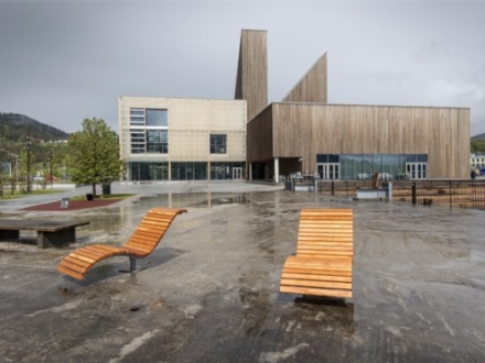 Notodden-bok-og-blueshus2-555x371